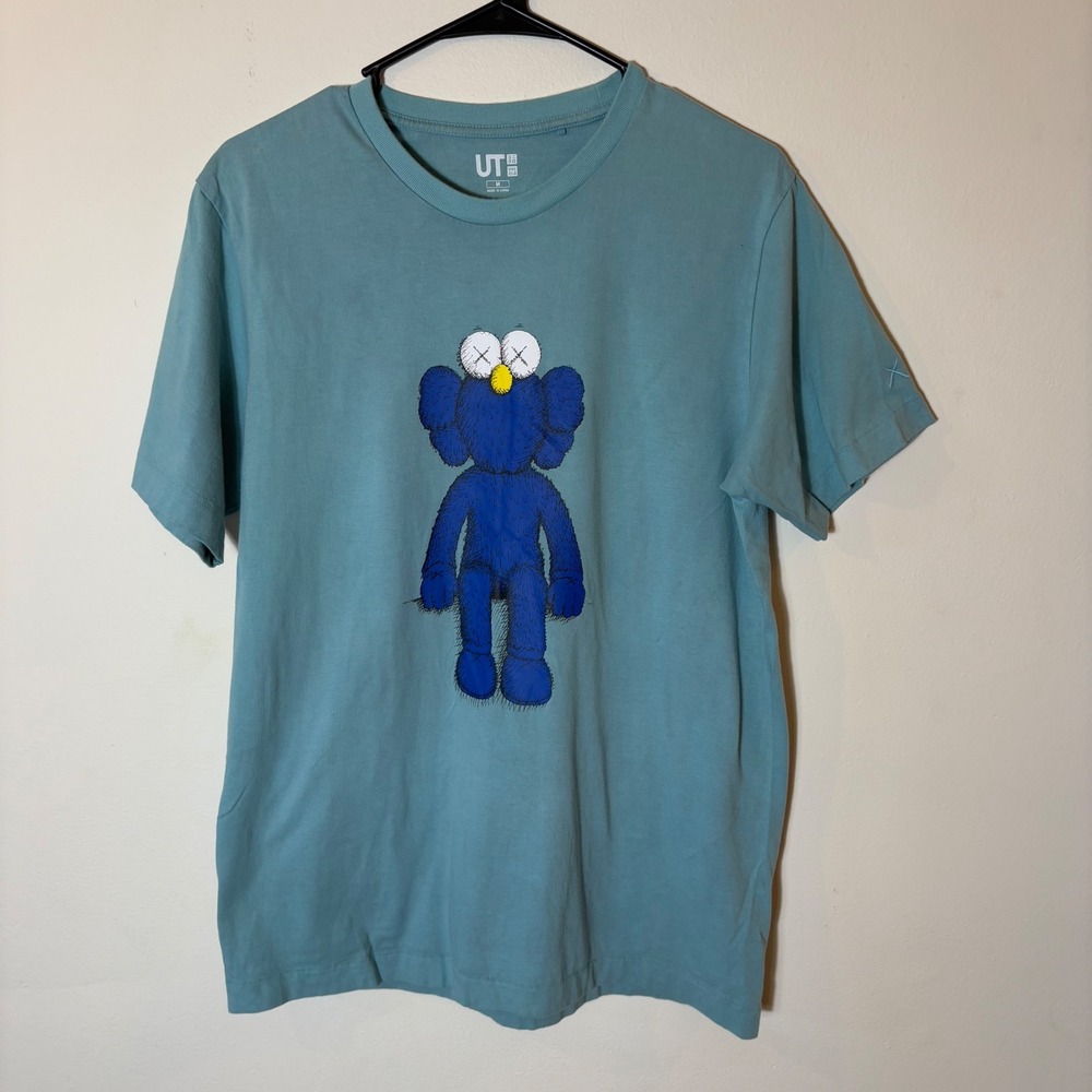 Uniqlo UT X KAWS Sesame Street Elmo BFF Graphic Tee Blue‎ Size Medium